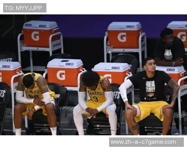詹姆斯替补席上显不满情绪频频起身运球引发关注